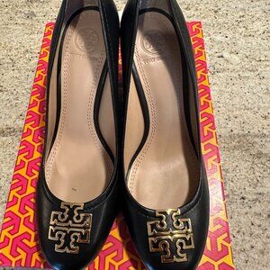 Tory Burch black/gold Melinda 85 mm wedge pump size 7.5